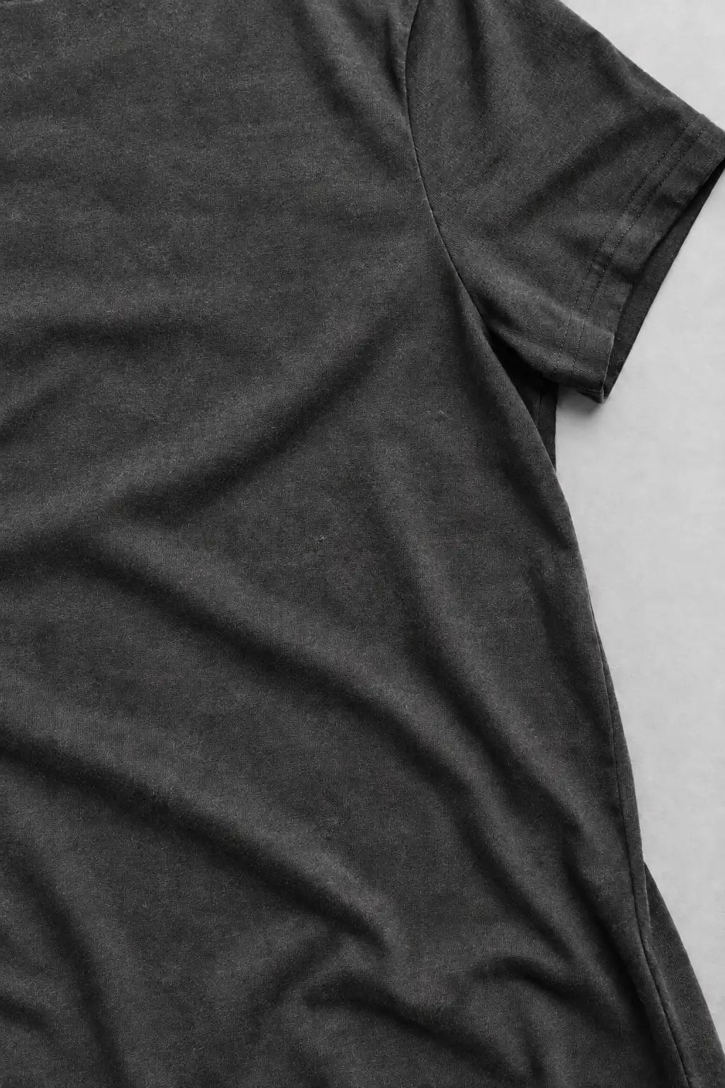 Antes: a mesma camiseta com o preto desbotado e opaco